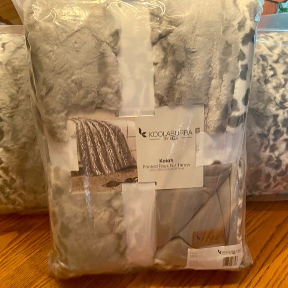 ✨SALE✨
Koolaburra by UGG Kaiah Faux Fur Animal Print Throw - Picture 3 of 5